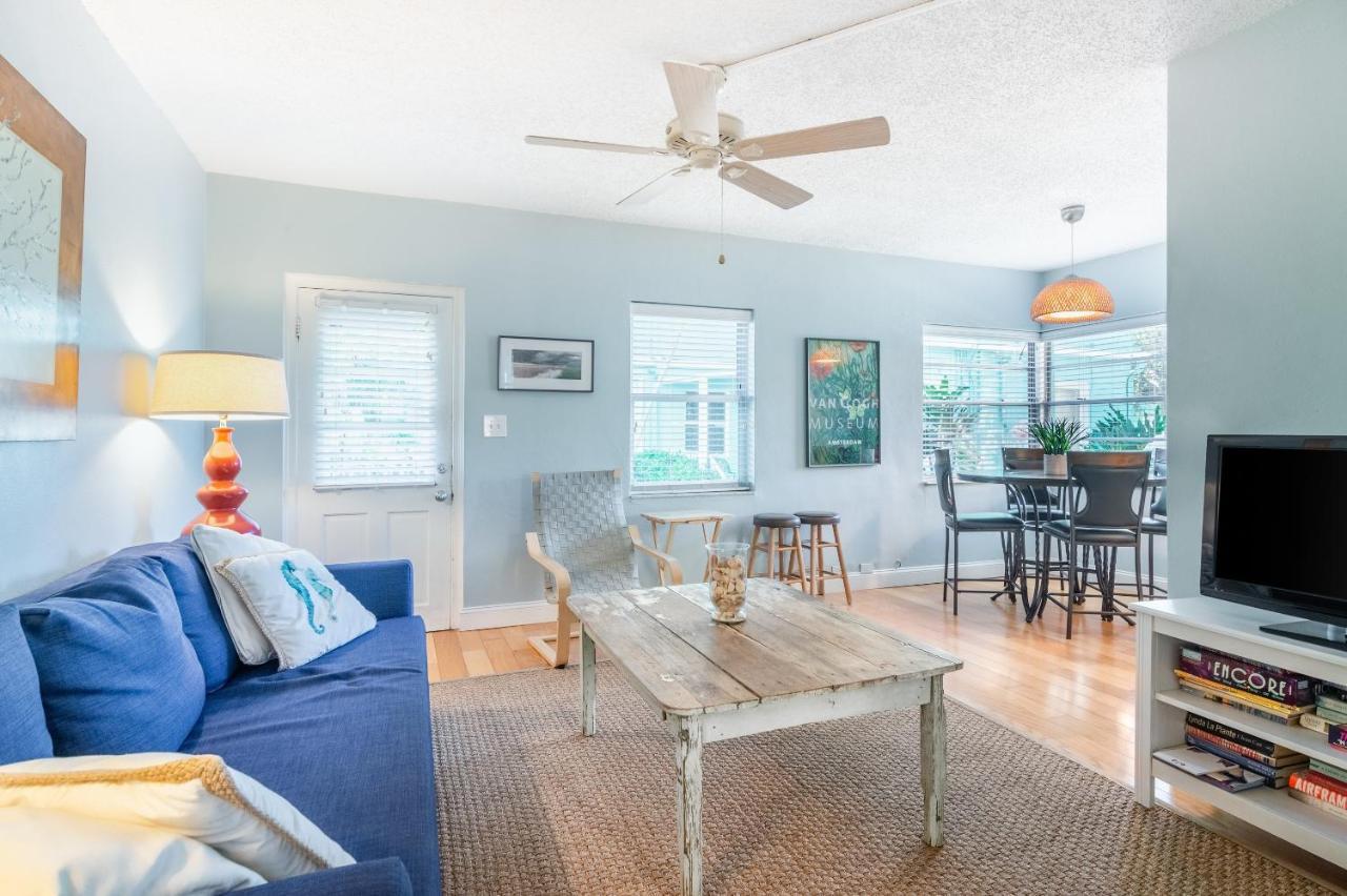 Cute One Bedroom At The Coral Resort Apts Clearwater Beach Exteriör bild