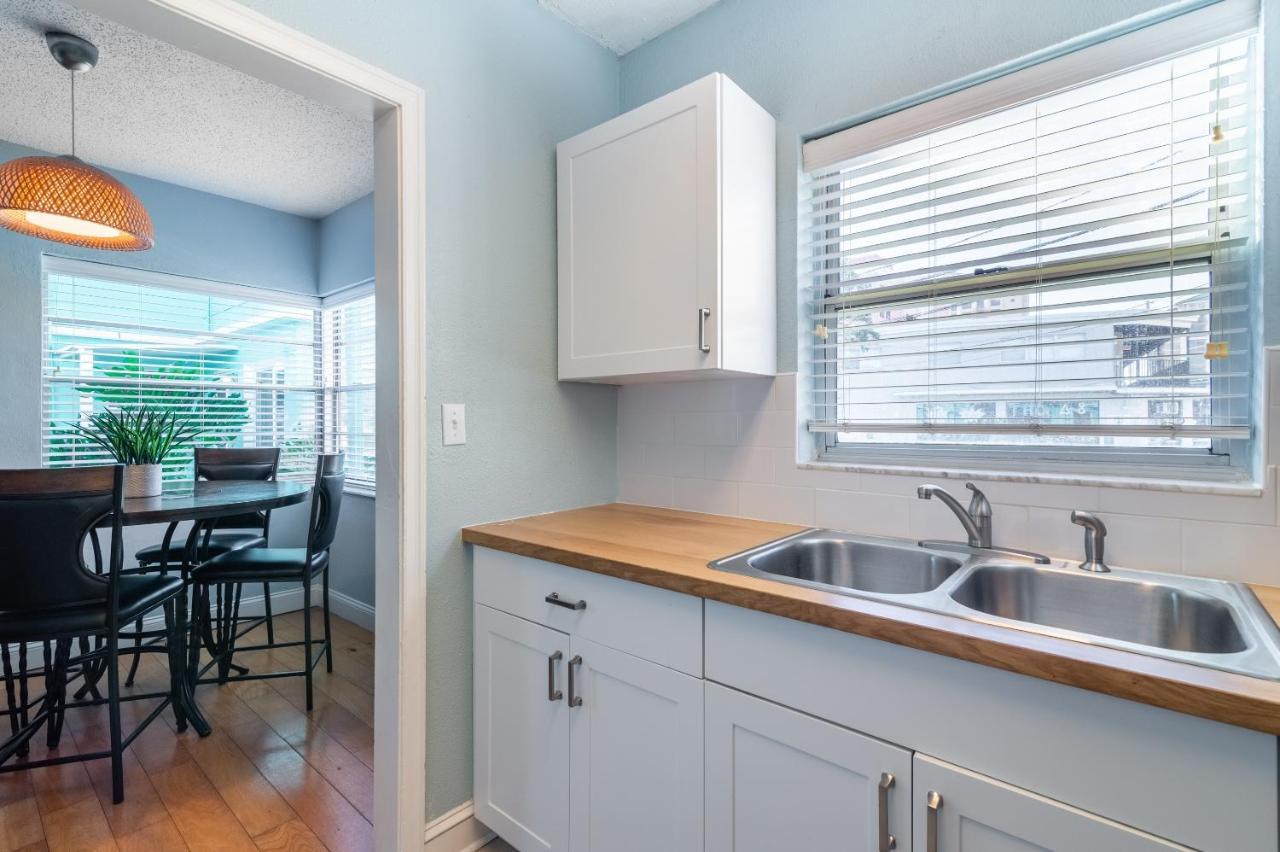 Cute One Bedroom At The Coral Resort Apts Clearwater Beach Exteriör bild